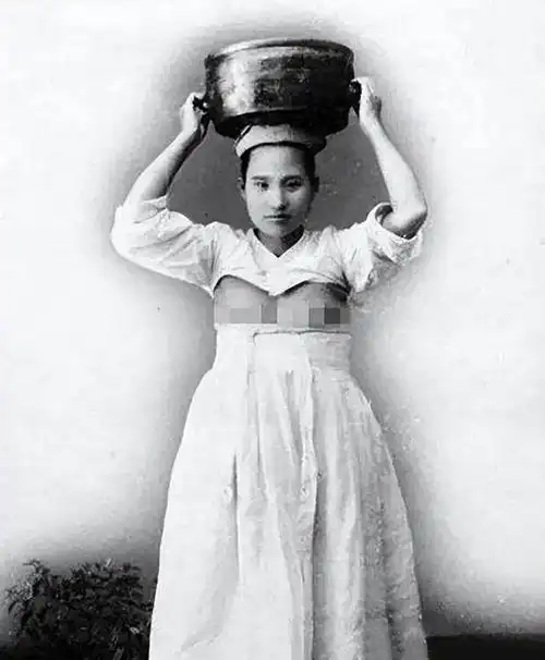 百年前朝鲜老照片女子穿赤古里满脸骄傲将军坐独轮车满脸惬意