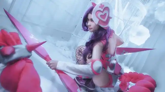 没有任何欲望的暗示,只有英雄的美丽与强大.