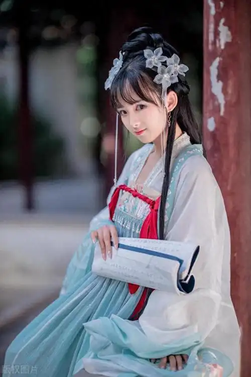 深衣:包裹礼制的华章深衣起源于先秦,至秦汉时期发展为女性礼服的主流