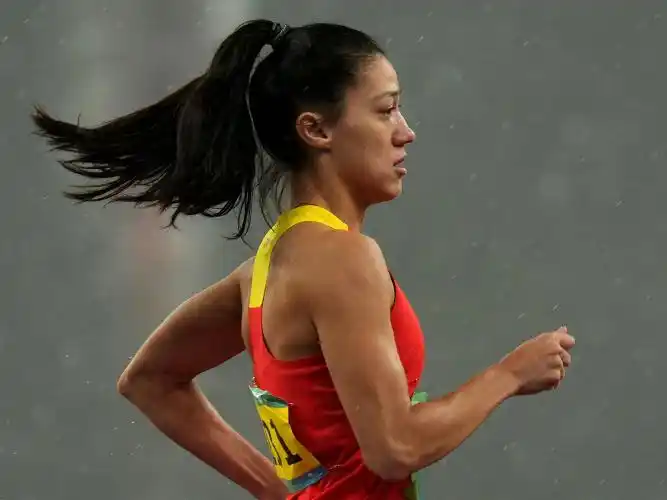 女子七项全能摘金郑妮娜力致敬伟大的运动员