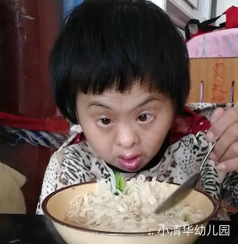 乡十五中附近,有一个不知名的小院子里,住着十几位被大人遗弃的智障