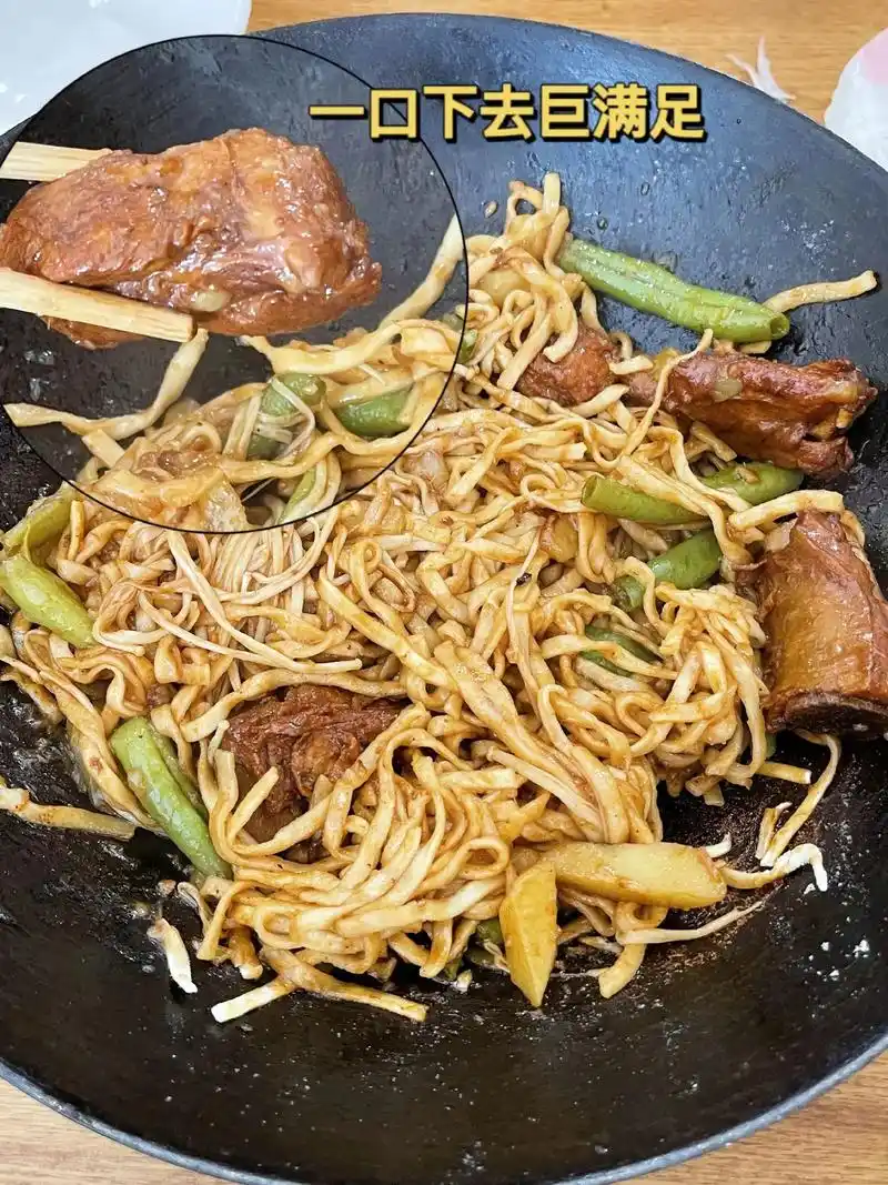 谁还没吃过大学城这家好吃到爆的排骨焖面