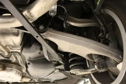 后悬架是梯形连杆式独立悬架, h型下控制臂看着就结实,可以提供可靠的