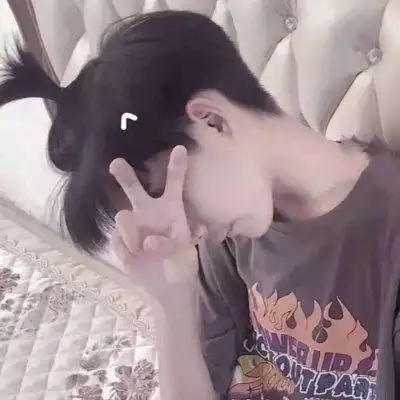 萌版男生剪刀手头像