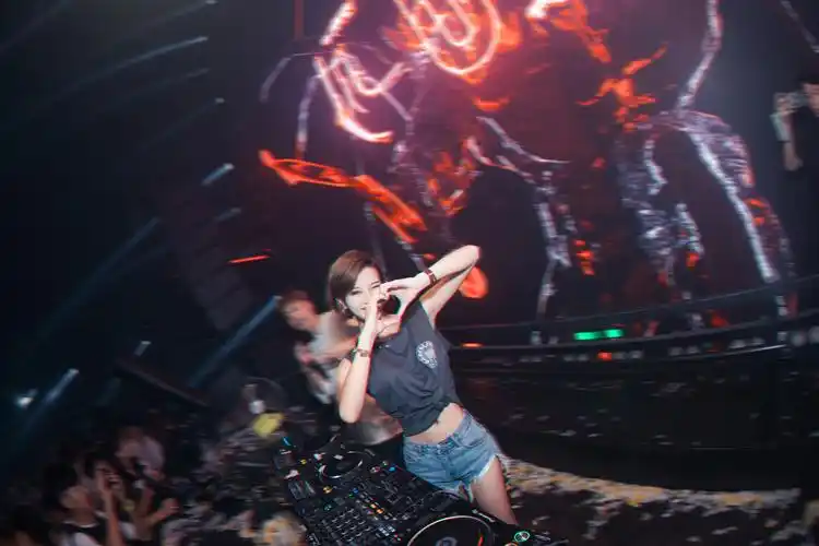 djsally 女神djsally 第三期夜店现场照片收集