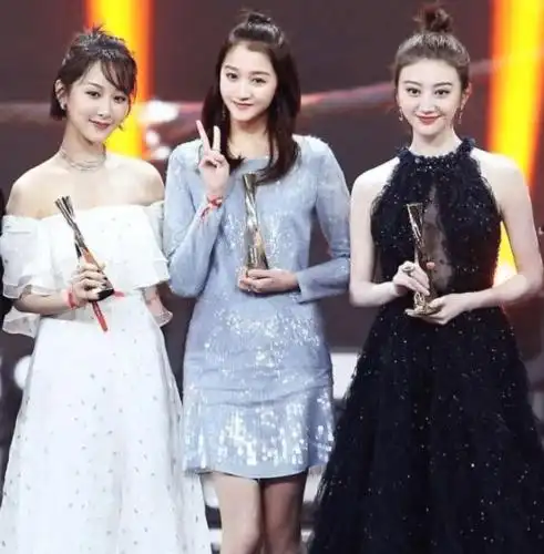 关晓彤靠身高力压诸多女星,堪称是合照杀手,但却败在了她的手下