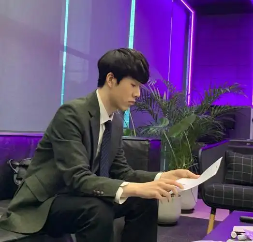 theshy更新ins:今天将在lck担任嘉宾解说-其他-玩加