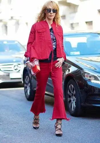 最后这款尖头系带凉鞋非常不常见,搭配红色喇叭牛仔裤,气场强大.