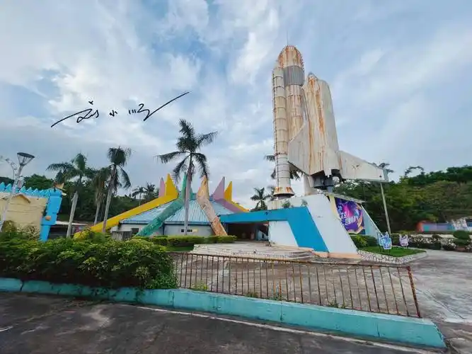 比如,在广州市白云区的南湖附近,就有这么一个名叫"南湖游乐园"的老牌