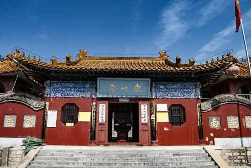 徐州东山寺坐落在子房山上释道儒三教供奉徐州尚存仅有