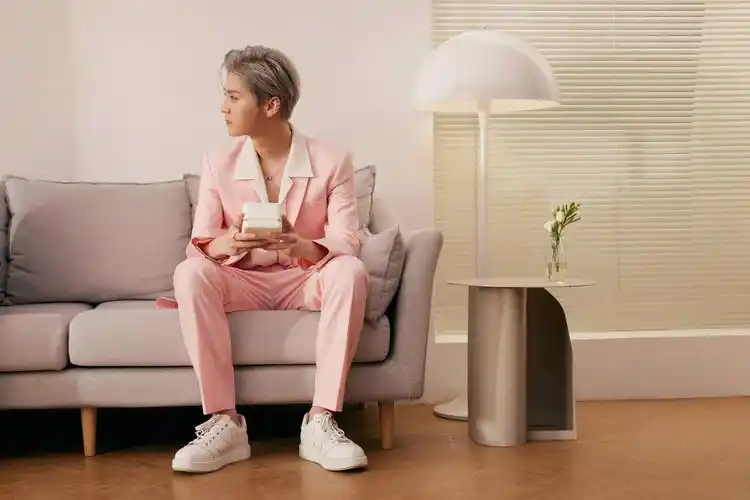 鹿晗夏日氛围感大片释出 粉色西装突显浪漫气质