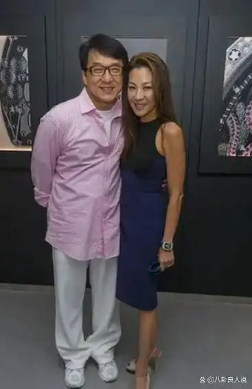 成龙与杨紫琼:传奇人物的白发岁月及真诚笑容