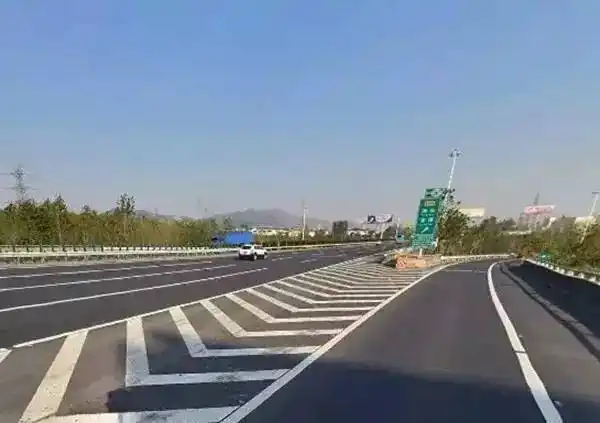 高速路上,这6条标线你得认识!