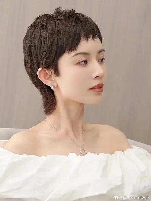 夏季短发来了锯齿刘海很有辨识度剪完大不一样