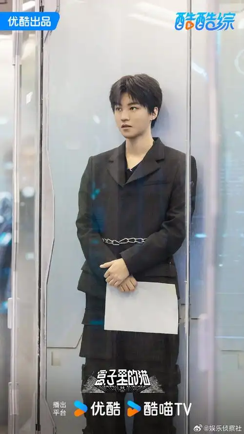 只有王俊凯被通知穿西装##盒子里的猫