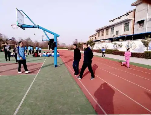 今天下午,槐芽初中和齐镇中学篮球联谊赛开始!