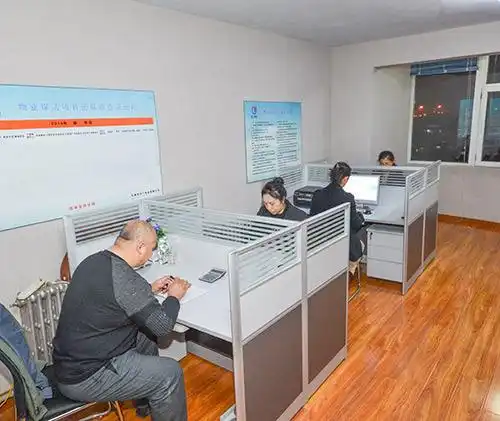 顶楼漏雨,根据相关规定:如果是商品房的话,可以找物业公司,让他们去