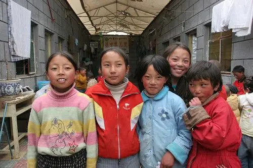 请向"德吉孤儿院的孩子们"伸出援助之手