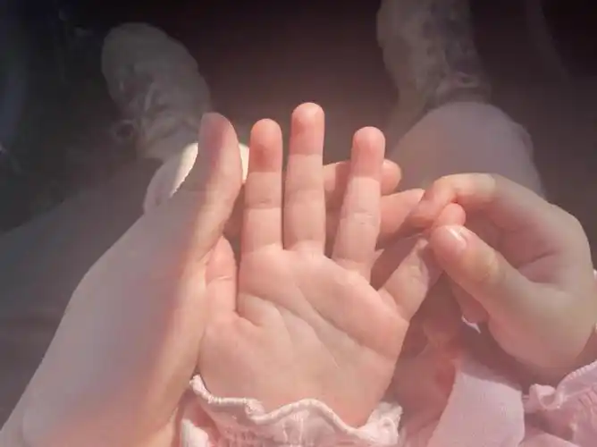 女儿的手小小的太可爱了