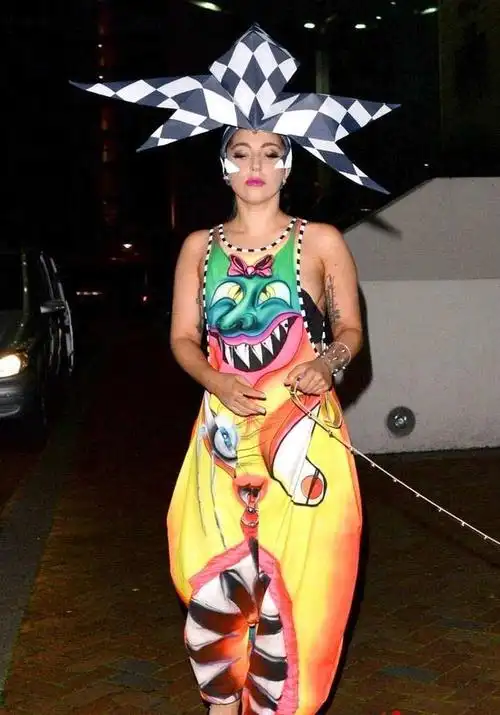 ladygaga着外星人图案连衣裤戴夸张头饰秀新纹身