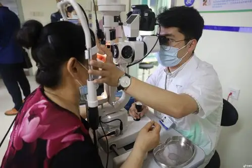 眼科医生为患者检查眼睛