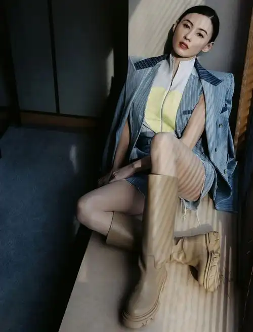 张柏芝光影静谧写真释出蓝色条纹西装优雅迷人