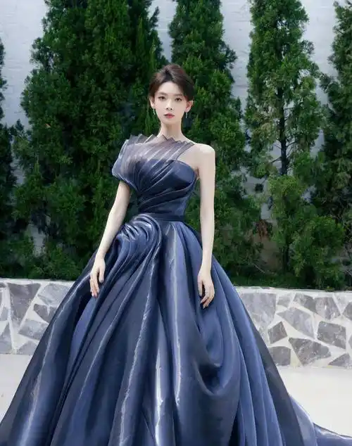 陈瑶藏蓝色抹胸礼服裙造型好仙,天鹅颈好优美,整个人在发光_活动_笔心