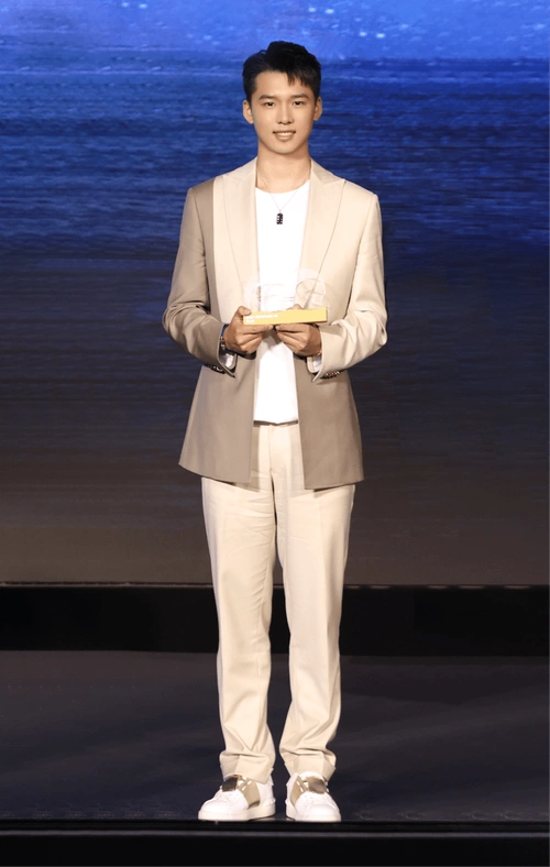 陈艾森出席gq年度人物盛典 米色拼接西装尽显优雅与朝气