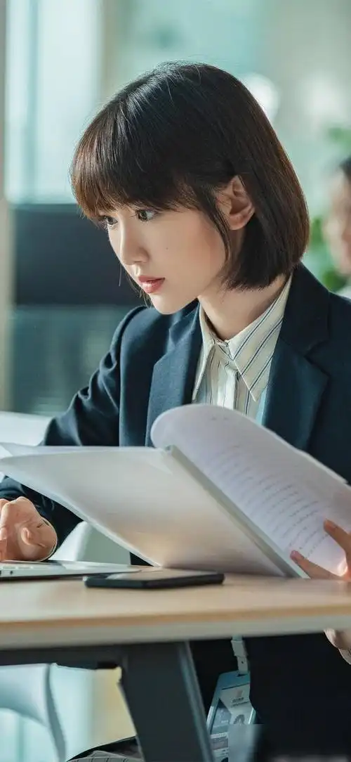 细数毛晓彤在三十而已中的服饰感觉她每件都是乖乖女的形象