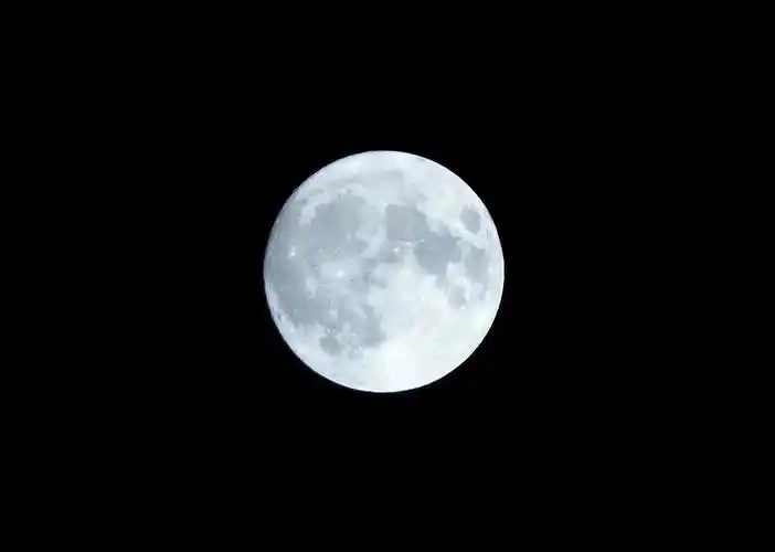 8月30日在辽宁省沈阳市拍摄的月亮.新华社记者 龙雷 摄