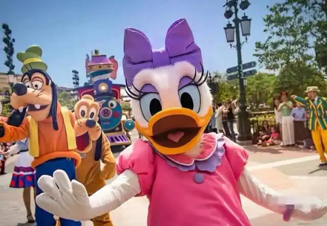 原创迪士尼乐园人偶受攻击一名游客拉扯人偶耳朵结果居然很严重