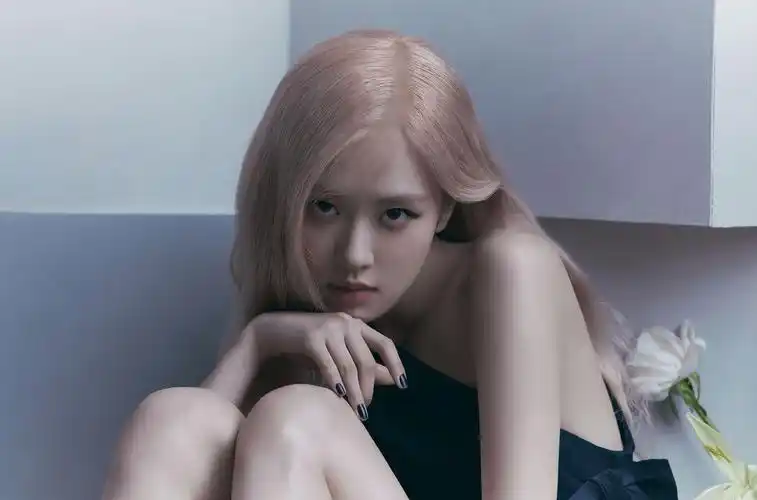 原创rosé朴彩英最新画报公开波点裙秀漫画腿满头金发一般人学不来