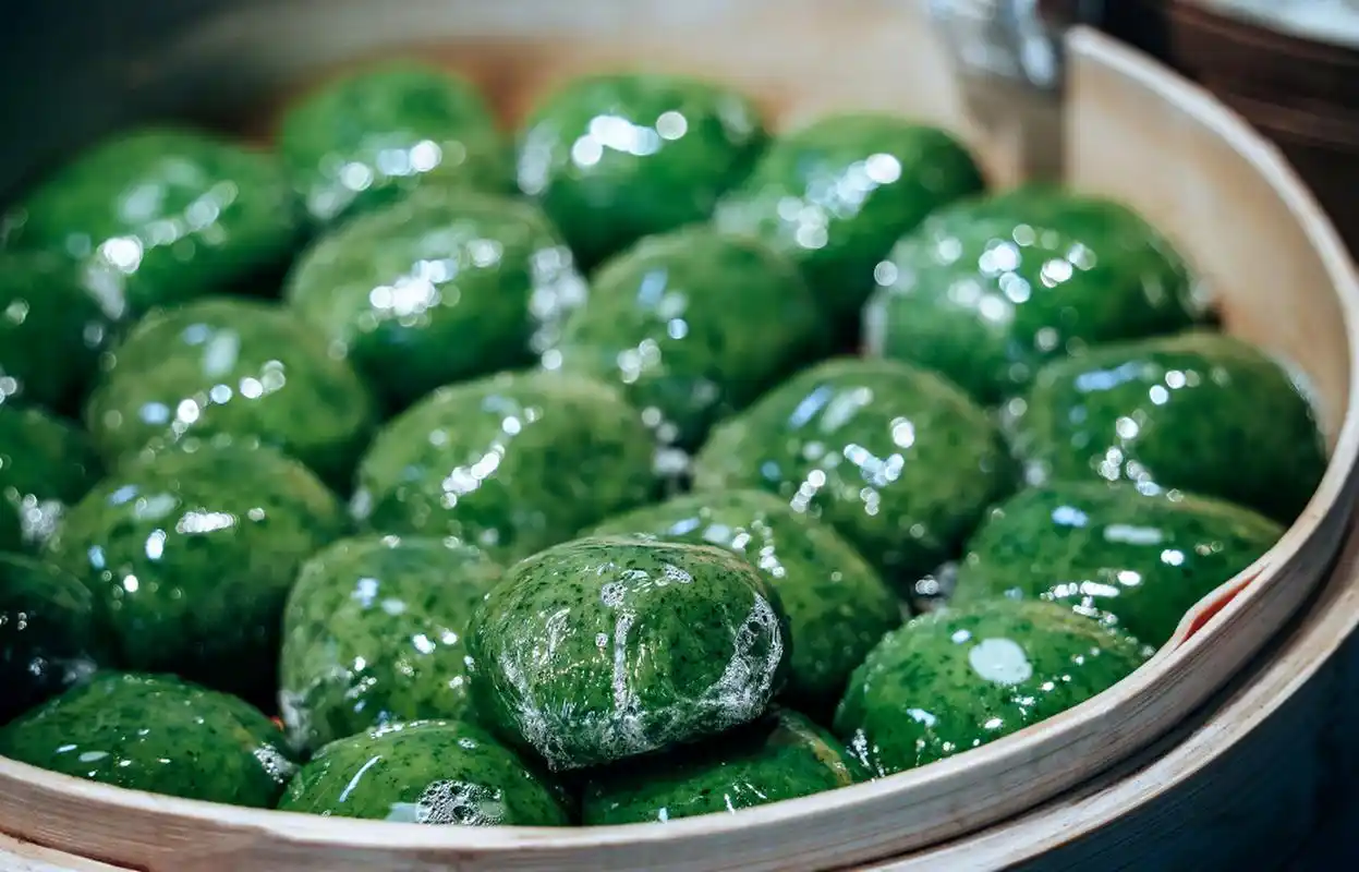 青团,也叫清明粑,是中国南方过清明节时的一种时令糕点.