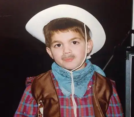 最近小法在社交网站上上传了自己一张童年照片,照片上小法打扮成了