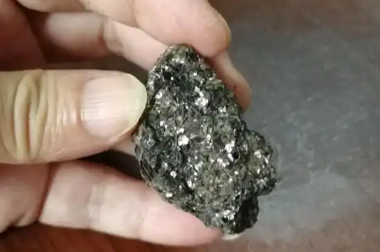 锎是世界上最昂贵的元素,一块原石是不是含有锎,需要拿到化学检测中心