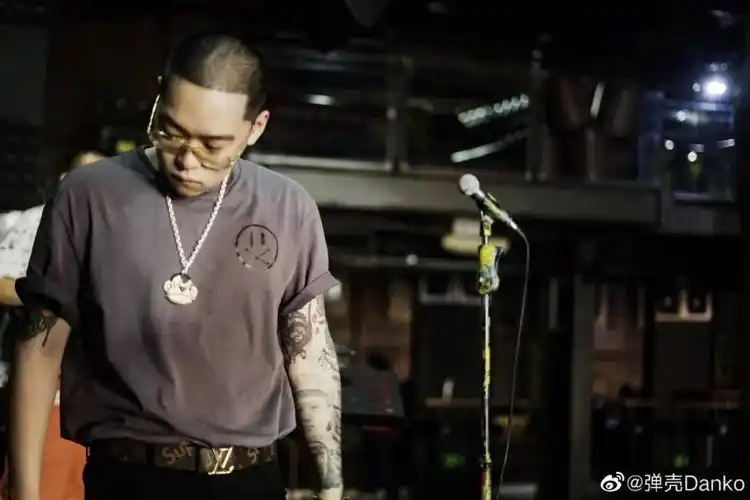 《thug life》和2018年的《dote on》发布后,弹壳奠定了自己在说唱圈