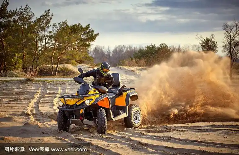 在沙地上用四轮驱动的四轮驱动赛车.