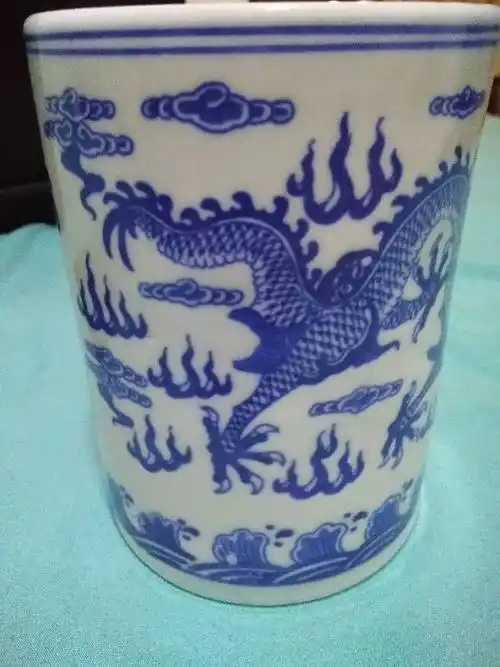 你好,我有一个乾隆年制青花瓷笔筒可以给鉴定一下是否是真的?