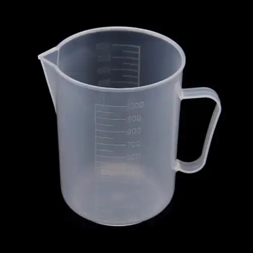 厂家供应塑料量杯1000ml 带刻度塑料量杯 耐腐蚀实验室量杯