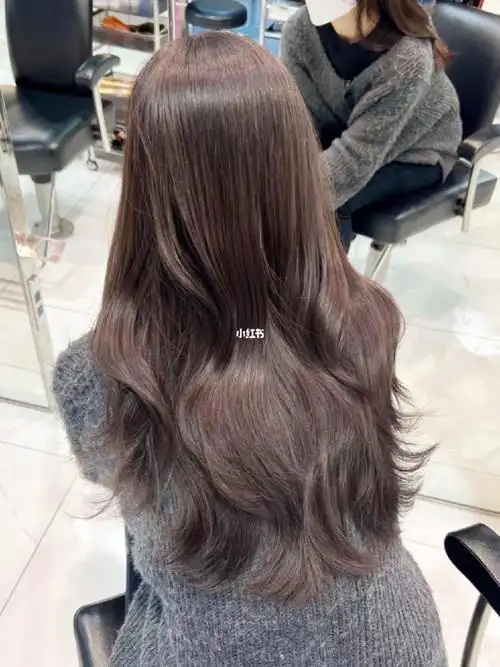 巧克力色发色是与深棕色,重咖啡色,褐色相近的一种颜色,本身纯度较低