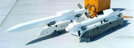 图中左边导弹为r-77中距空空导弹