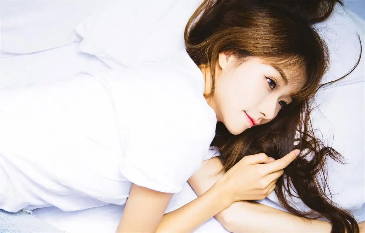 慵懒写真桌面壁纸图片高清大图预览2560x1600_美女壁纸下载_美桌网