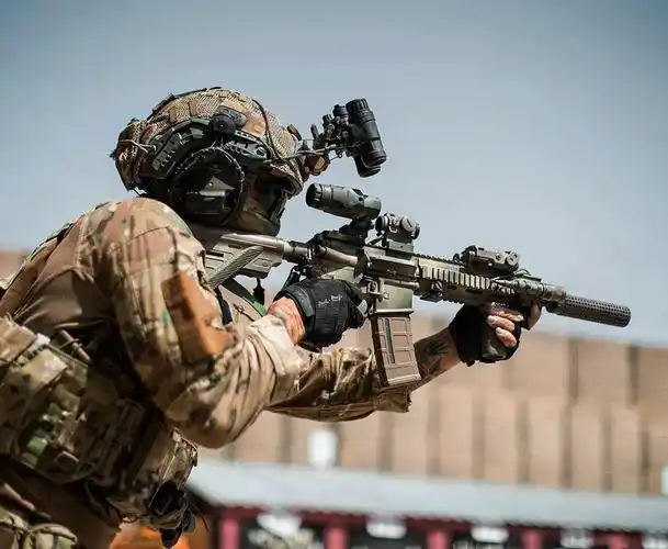 握把消音倍镜满配m4这特种部队装备确实帅