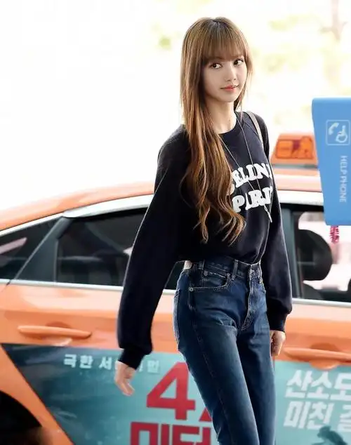 lisa高腰牛仔裤大秀51厘米惊人腰围,洋娃娃脸蛋下有魔鬼身材