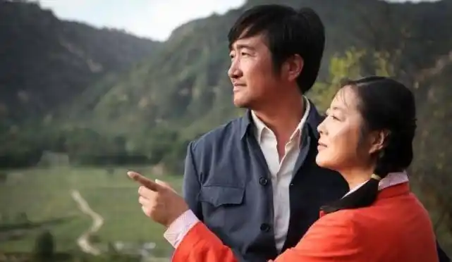 49岁王茜华近照,二婚老公原来是我们熟悉的他,儿子长得像李晨