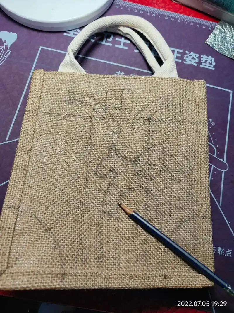 手绘 #无印良品麻袋 送给老同学一匹小白马!祝你龙马精神, - 抖音