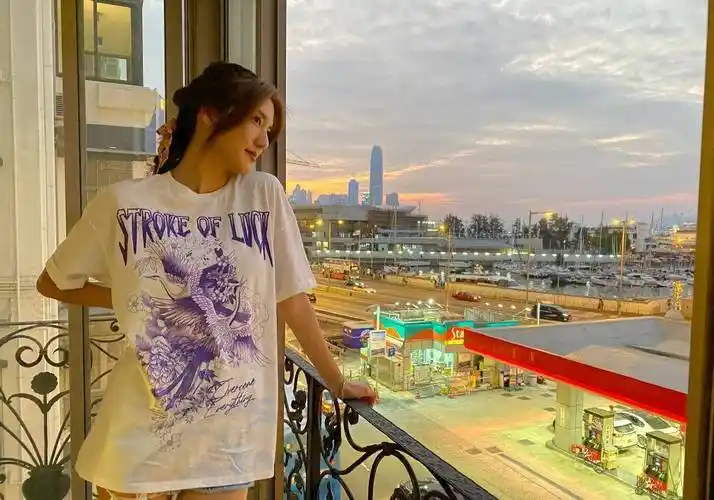 吴千语逛街抓娃娃,穿卫衣蹲地上不露脸摆拍像网红,摘下口罩五官太惊艳