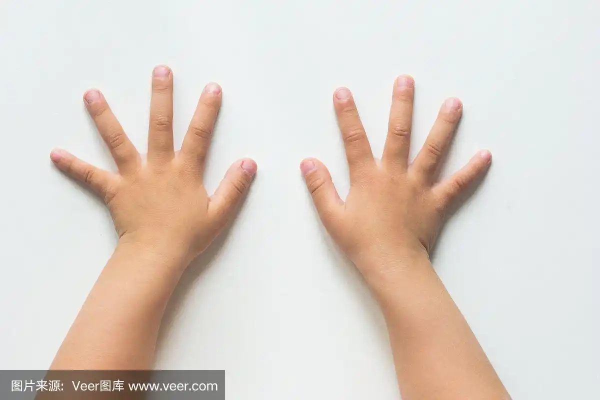 在白色背景上,孩子的两只手的手指展开