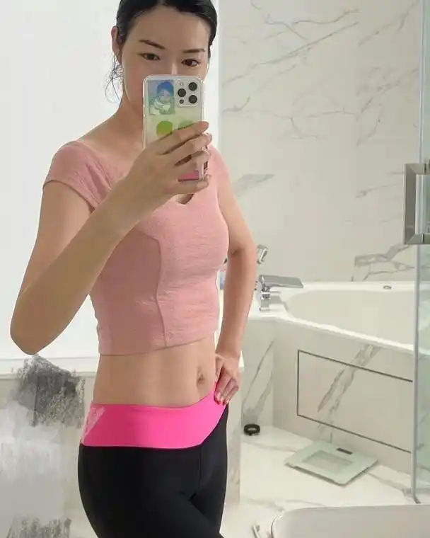 穿露脐装秀蚂蚁腰,五星级豪华浴室曝光_儿子