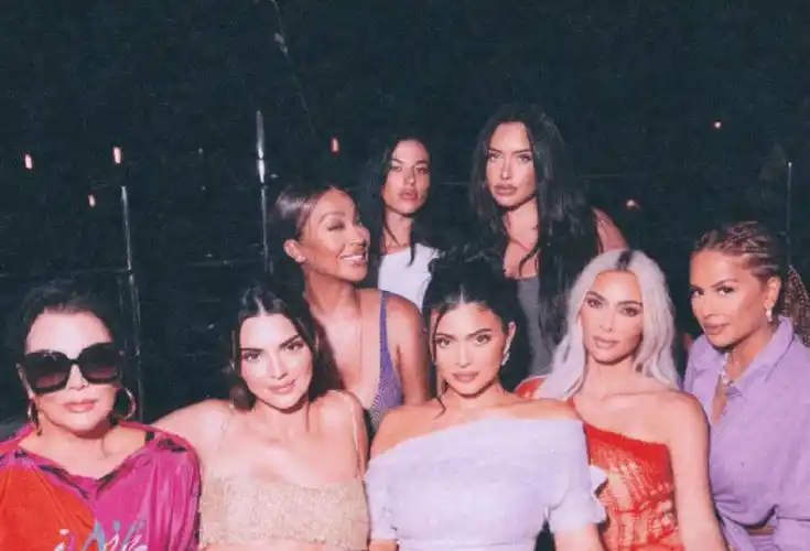 卡戴珊家族新合影网友脸盲症发作,个个似真人芭比,美到没辨识度